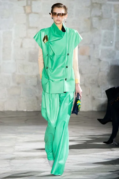 Look 10